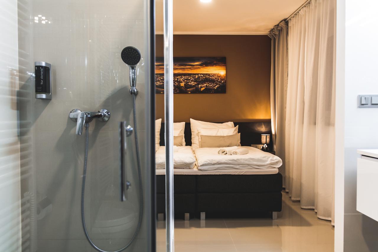 Silesia Residence Ostrava Exterior photo A shower in a hotel room